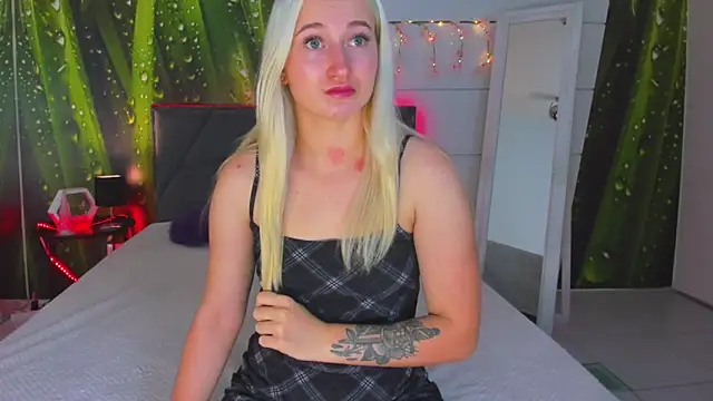 HollyTailors online show from 10/17/25, 12:08