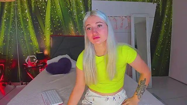 HollyTailors online show from 10/21/25, 05:30