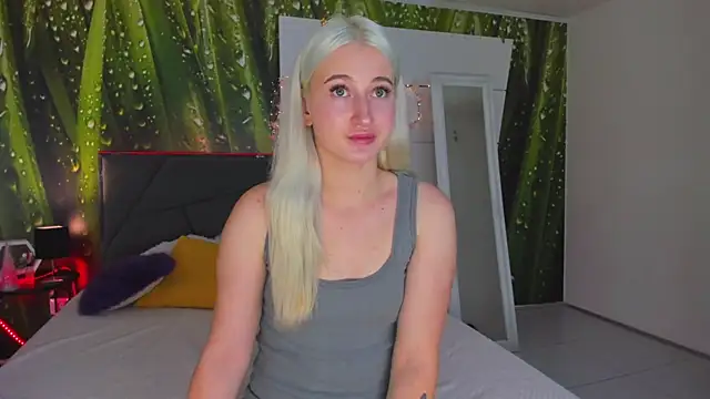 HollyTailors online show from 10/29/25, 01:02