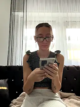 Emilia Mausi online show from 10/12/25, 09:08