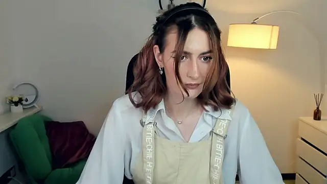 Snapshot of EasterBlink chatting on 11/25/25, 12:49 EasterBlink online show from 11/25/25, 12:49