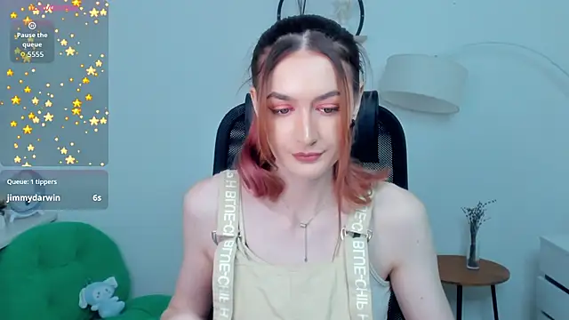 Snapshot of EasterBlink chatting on 12/18/25, 10:32 EasterBlink online show from 12/18/25, 10:32