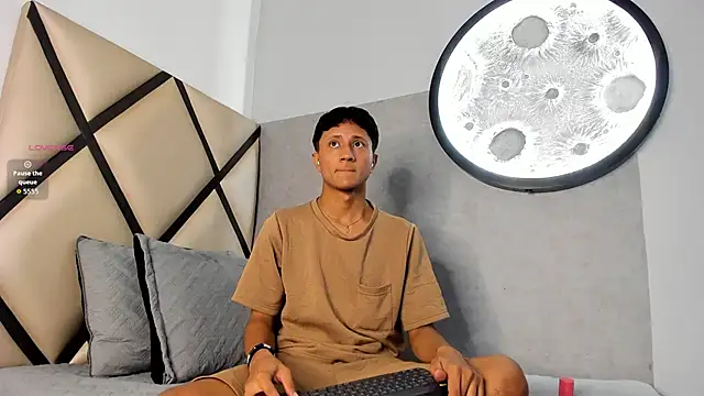 Snapshot of _Leohot_ chatting on 09/11/25, 03:17 Leohot online show from 09/11/25, 03:17