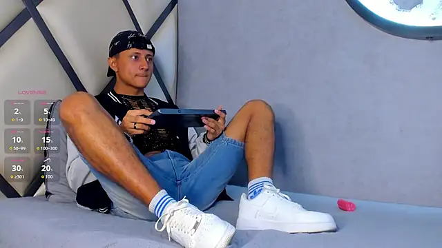 Snapshot of _Leohot_ chatting on 09/14/25, 03:27 Leohot online show from 09/14/25, 03:27