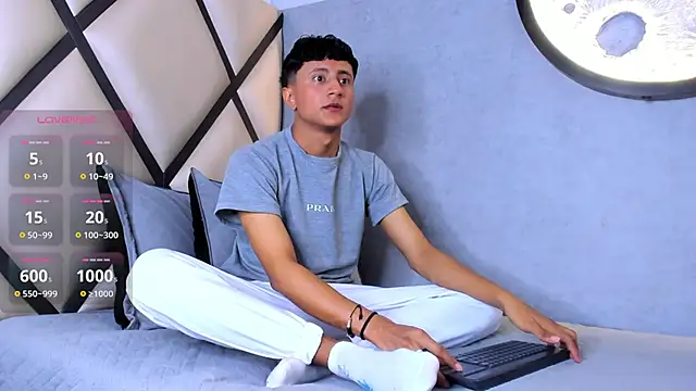 Snapshot of _Leohot_ chatting on 09/25/25, 03:32 Leohot online show from 09/25/25, 03:32