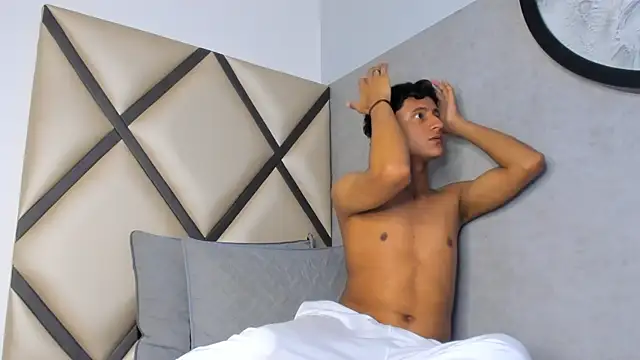 Snapshot of _Leohot_ chatting on 10/05/25, 03:27 Leohot online show from 10/05/25, 03:27