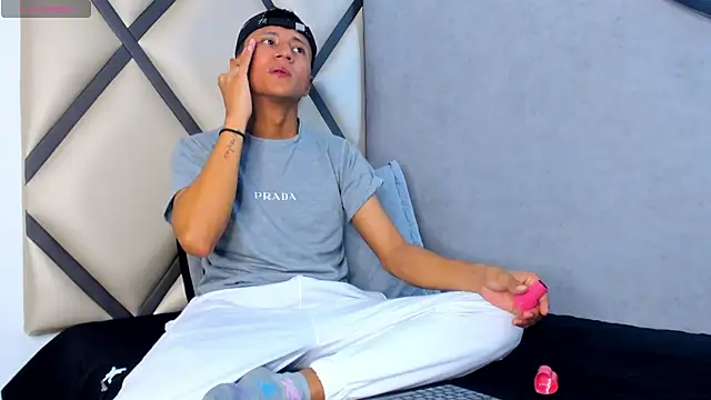 Snapshot of _Leohot_ chatting on 10/10/25, 03:38 Leohot online show from 10/10/25, 03:38