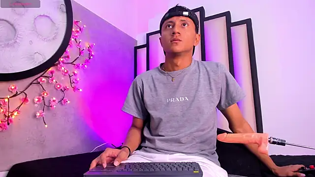 Snapshot of _Leohot_ chatting on 10/18/25, 10:43 Leohot online show from 10/18/25, 10:43