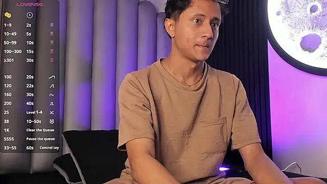 Snapshot of _Leohot_ chatting on 10/22/25, 03:18 Leohot online show from 10/22/25, 03:18