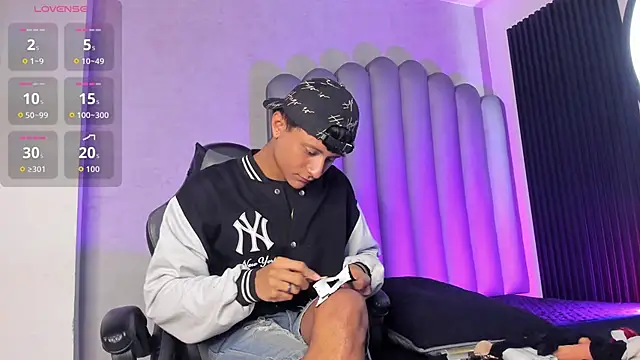 Snapshot of _Leohot_ chatting on 10/23/25, 03:50 Leohot online show from 10/23/25, 03:50