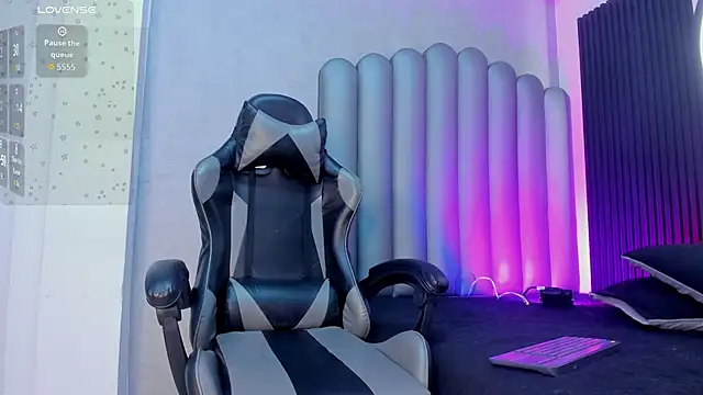 Snapshot of _Leohot_ chatting on 10/30/25, 03:52 Leohot online show from 10/30/25, 03:52