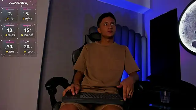 Snapshot of _Leohot_ chatting on 11/04/25, 03:27 Leohot online show from 11/04/25, 03:27