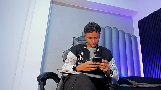 Snapshot of _Leohot_ chatting on 11/05/25, 03:28 Leohot online show from 11/05/25, 03:28