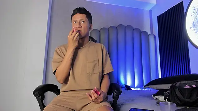 Snapshot of _Leohot_ chatting on 11/08/25, 03:50 Leohot online show from 11/08/25, 03:50