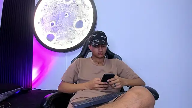 Snapshot of _Leohot_ chatting on 11/19/25, 03:28 Leohot online show from 11/19/25, 03:28