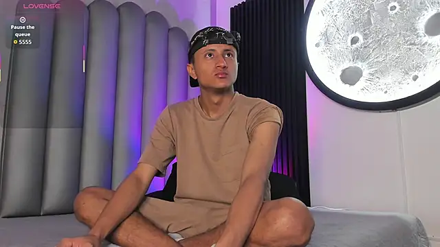 Snapshot of _Leohot_ chatting on 11/22/25, 03:49 Leohot online show from 11/22/25, 03:49