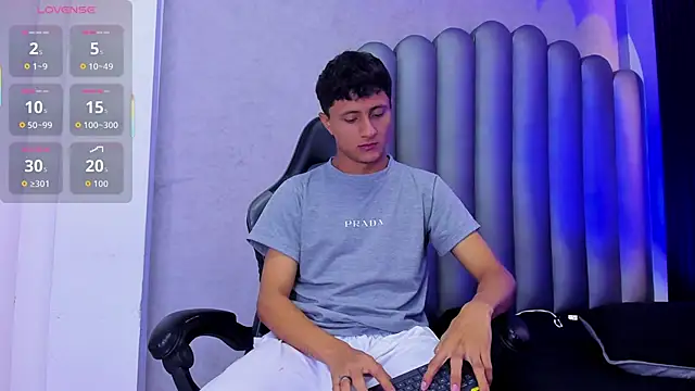 Snapshot of _Leohot_ chatting on 11/26/25, 04:24 Leohot online show from 11/26/25, 04:24