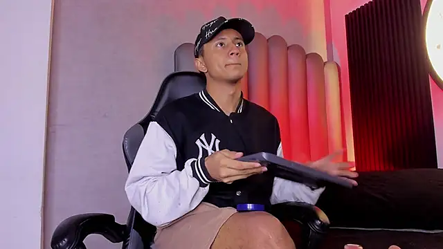 Snapshot of _Leohot_ chatting on 11/28/25, 03:53 Leohot online show from 11/28/25, 03:53