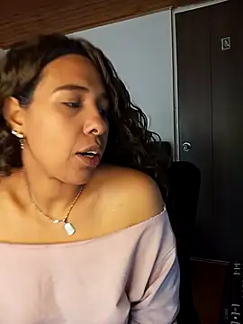 IVONNE COLLINS33 online show from 11/04/25, 03:22