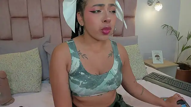 Snapshot of momo_ayasse chatting on 11/02/25, 02:36 momo ayasse online show from 11/02/25, 02:36