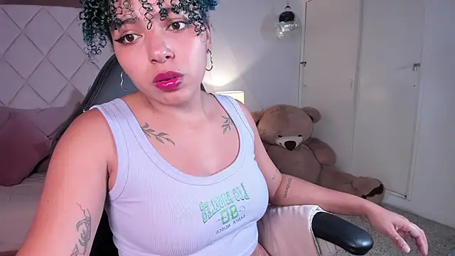 Snapshot of momo_ayasse chatting on 11/10/25, 09:58 momo ayasse online show from 11/10/25, 09:58