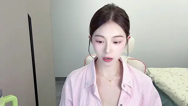 Snapshot of Cookie-oo chatting on 10/08/25, 12:14 Cookie-oo online show from 10/08/25, 12:14