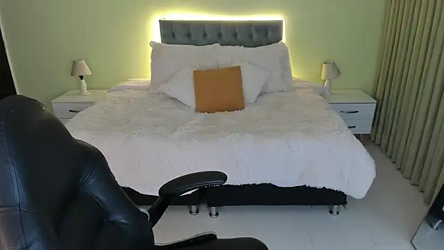 Catti Brie online show from 10/25/25, 01:46