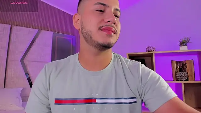 Axel grey  online show from 04/21/26, 12:44