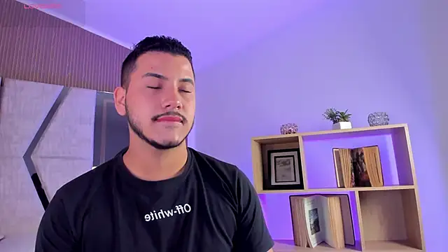 Snapshot of Axel_grey_ chatting on 05/05/26, 12:46 Axel grey online show from 05/05/26, 12:46