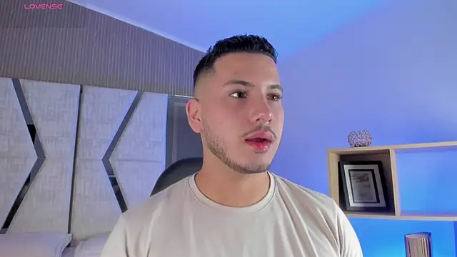 Snapshot of Axel_grey_ chatting on 05/27/26, 12:24 Axel grey online show from 05/27/26, 12:24