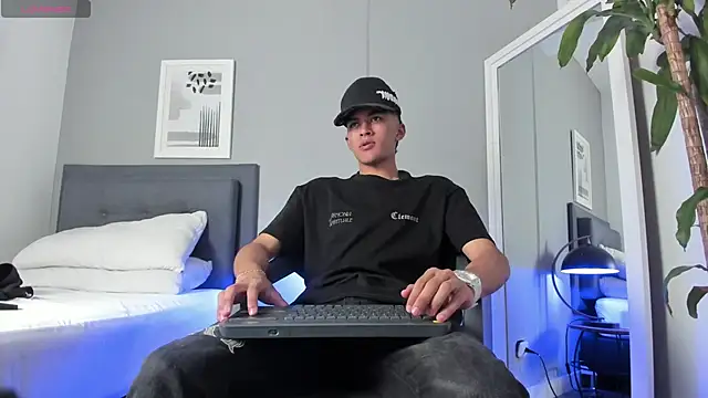 Snapshot of Tylerffoxx chatting on 09/13/25, 08:30 Tylerffoxx online show from 09/13/25, 08:30