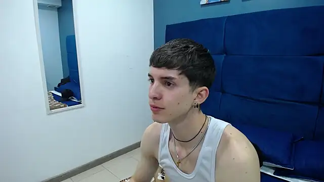 Snapshot of Jheampiiero chatting on 10/18/25, 01:23 Jheampiiero online show from 10/18/25, 01:23