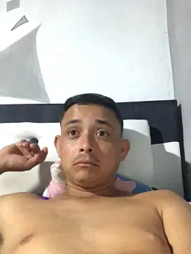 Snapshot of veronica_and_bryan chatting on 09/11/25, 04:23 veronica and bryan online show from 09/11/25, 04:23