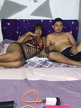 Snapshot of veronica_and_bryan chatting on 10/13/25, 04:45 veronica and bryan online show from 10/13/25, 04:45