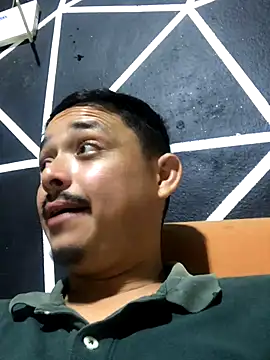 Snapshot of veronica_and_bryan chatting on 11/02/25, 12:46 veronica and bryan online show from 11/02/25, 12:46