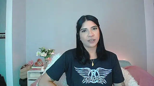 Laura-angeel online show from 11/24/25, 07:02