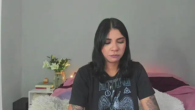 Laura-angeel online show from 11/26/25, 07:59