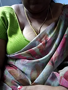 Snapshot of TAMIL_ELAKKIYA chatting on 12/19/25, 08:10 TAMIL ELAKKIYA online show from 12/19/25, 08:10