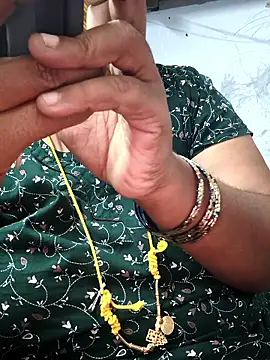 Snapshot of TAMIL_ELAKKIYA chatting on 02/25/26, 01:32 TAMIL ELAKKIYA online show from 02/25/26, 01:32