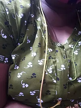 Snapshot of TAMIL_ELAKKIYA chatting on 03/19/26, 07:01 TAMIL ELAKKIYA online show from 03/19/26, 07:01