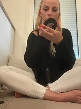 Snapshot of BrumeLove chatting on 06/12/26, 08:13 BrumeLove online show from 06/12/26, 08:13