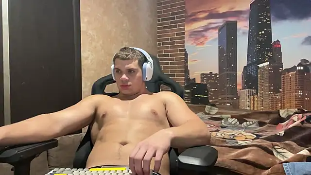 Snapshot of MusclePhantom chatting on 11/05/25, 09:04 MusclePhantom online show from 11/05/25, 09:04