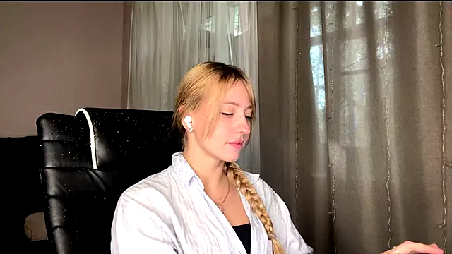 Snapshot of Jetta_Corsacami chatting on 09/18/25, 07:43 Jetta Corsacami online show from 09/18/25, 07:43