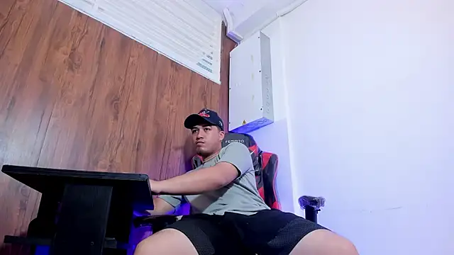 Snapshot of juanmechanic_ chatting on 10/30/25, 01:01 juanmechanic online show from 10/30/25, 01:01