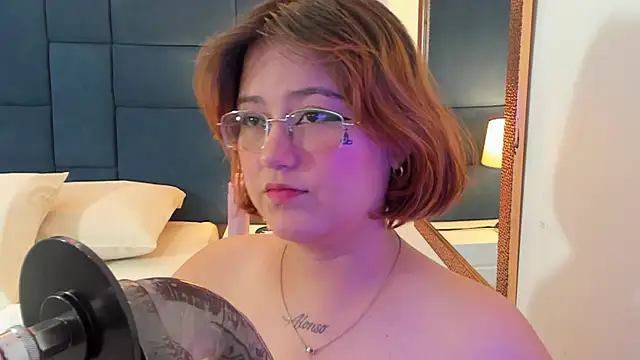 isa grey  online show from 11/28/25, 03:42