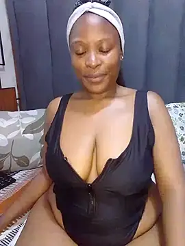 Snapshot of MrsMxx25 chatting on 10/07/25, 10:07 MrsMxx25 online show from 10/07/25, 10:07
