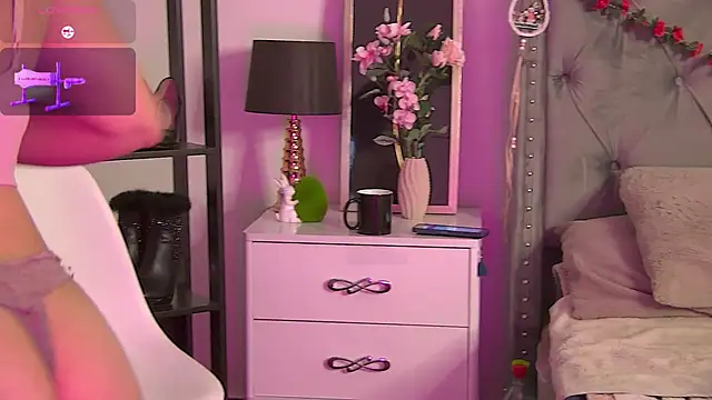 LolaButtie online show from 05/21/26, 06:31