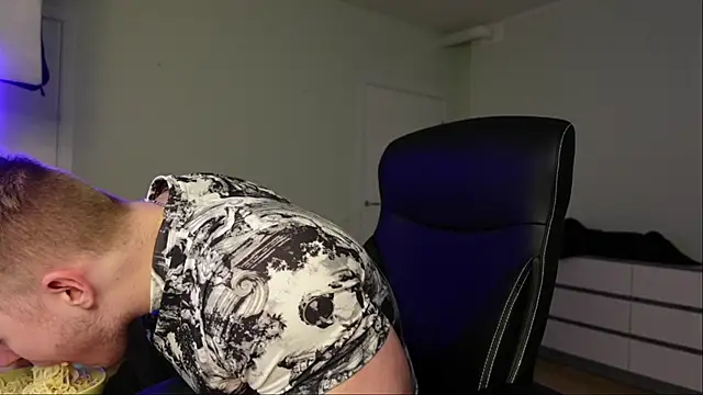 Snapshot of Richard_Dullas chatting on 10/23/25, 01:32 Richard Dullas online show from 10/23/25, 01:32