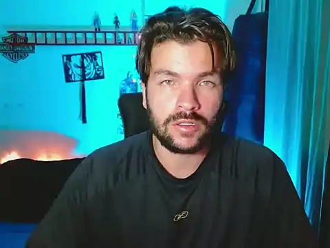 Snapshot of cortelioni_massimo_ chatting on 10/21/25, 02:12 cortelioni massimo online show from 10/21/25, 02:12