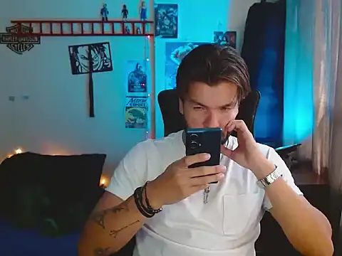 Snapshot of cortelioni_massimo_ chatting on 10/24/25, 07:43 cortelioni massimo online show from 10/24/25, 07:43